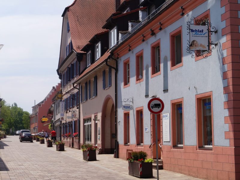 DSC03860 Str bei Kirche